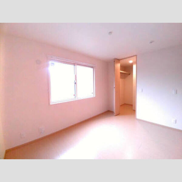 ハイツ ルピナス103号室 採光を高めた大きな窓