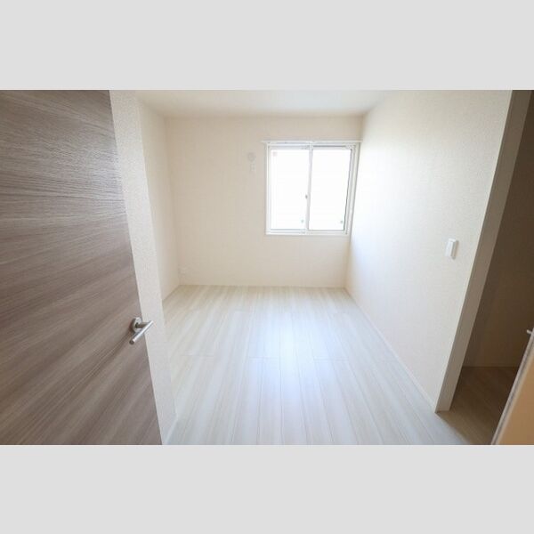 リアルコートE101号室 西側洋室