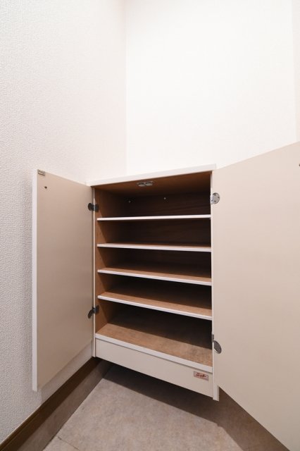 ロングアイランドガーデン1階 靴入