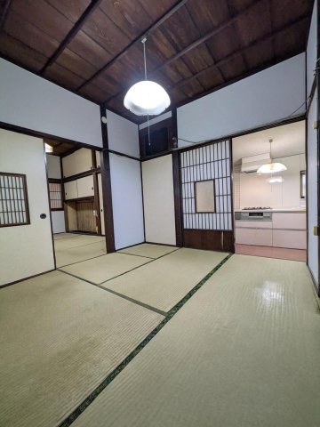 保土ヶ谷古民家 4.5畳和室。キッチン横の食卓としても利用可