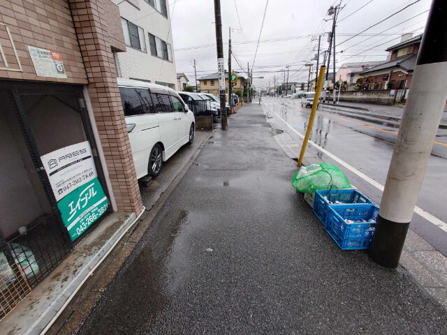 ドゥエル　イースト2階 前面道路