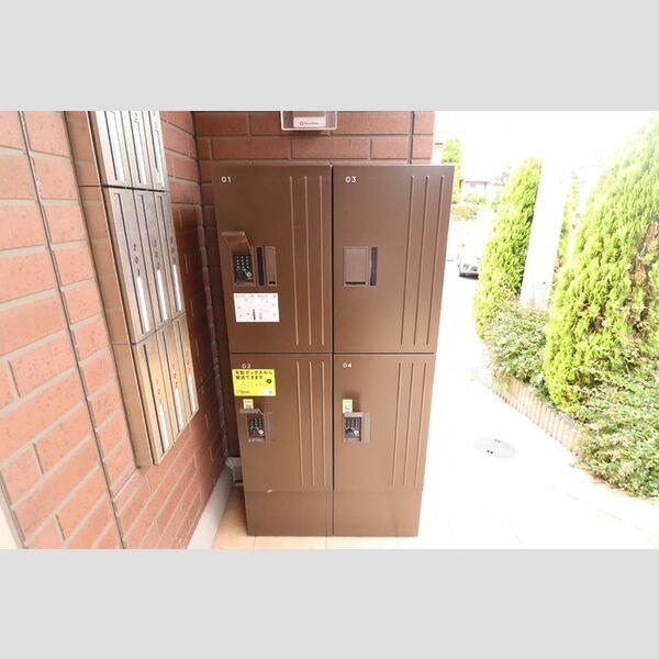 ロイヤルクレッセント西登戸参番館 宅配ボックス