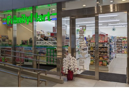 ファミール東京グランリッツ 【コンビニエンスストア】ファミリーマート KABUTO ONE店まで630ｍ