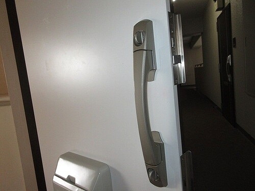 ニックハイム鶴見中央ビル 玄関ドアの形状　※2026年03月撮影