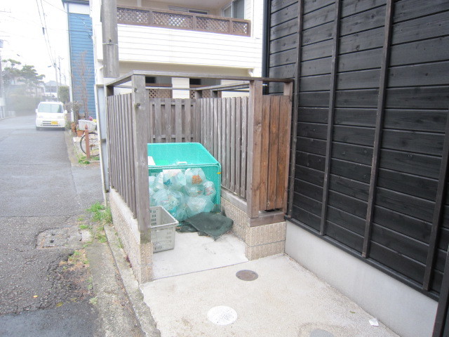 鵠楼0108号室 ゴミ捨て場です