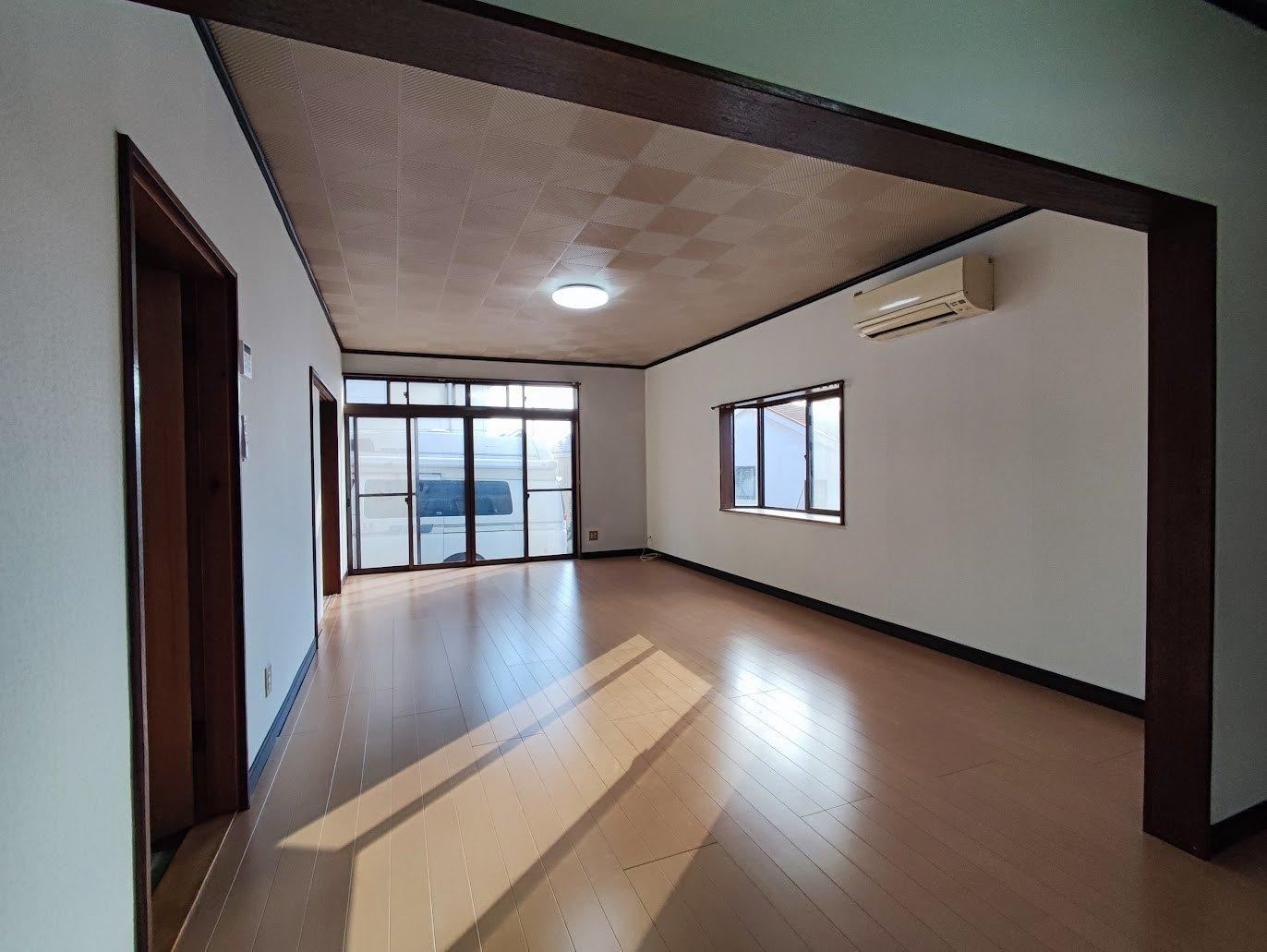 伊勢原石田戸建 南向き１７畳LDK。非常に広い、明るい。子供もここで走れる