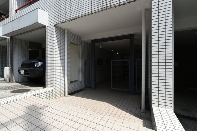 ニューハイツ切り通し エントランス