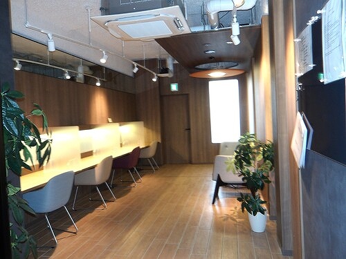 ＲＥＦＲＡＭＥ ５ Ｉｒｉｙａ7階 テレワーク対応型ラウンジ