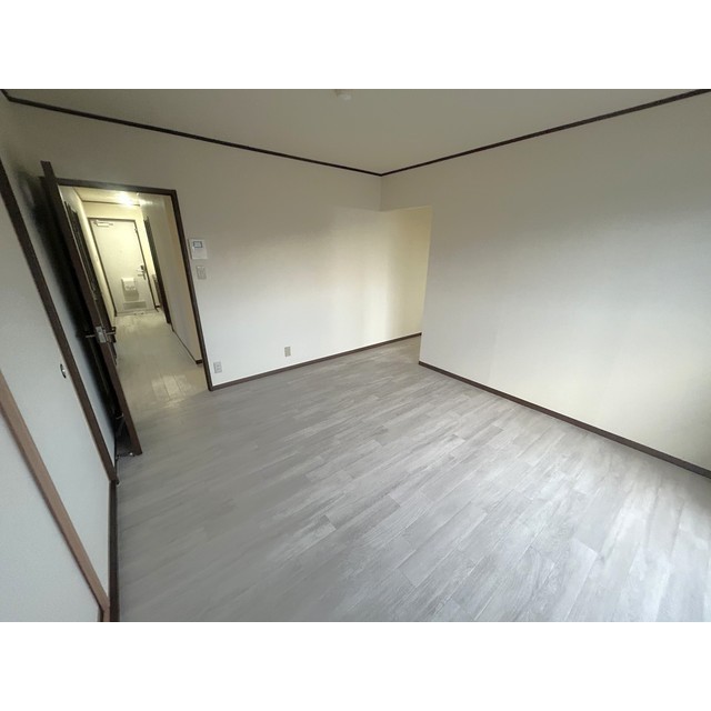 グランデュール瀬戸岡201号室 内観