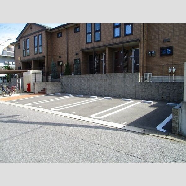 ウィンドモーレン 駐車場