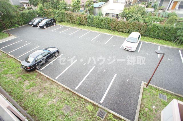 ベルデモールⅡ 敷地内駐車場はゆとりのある平置きタイプ