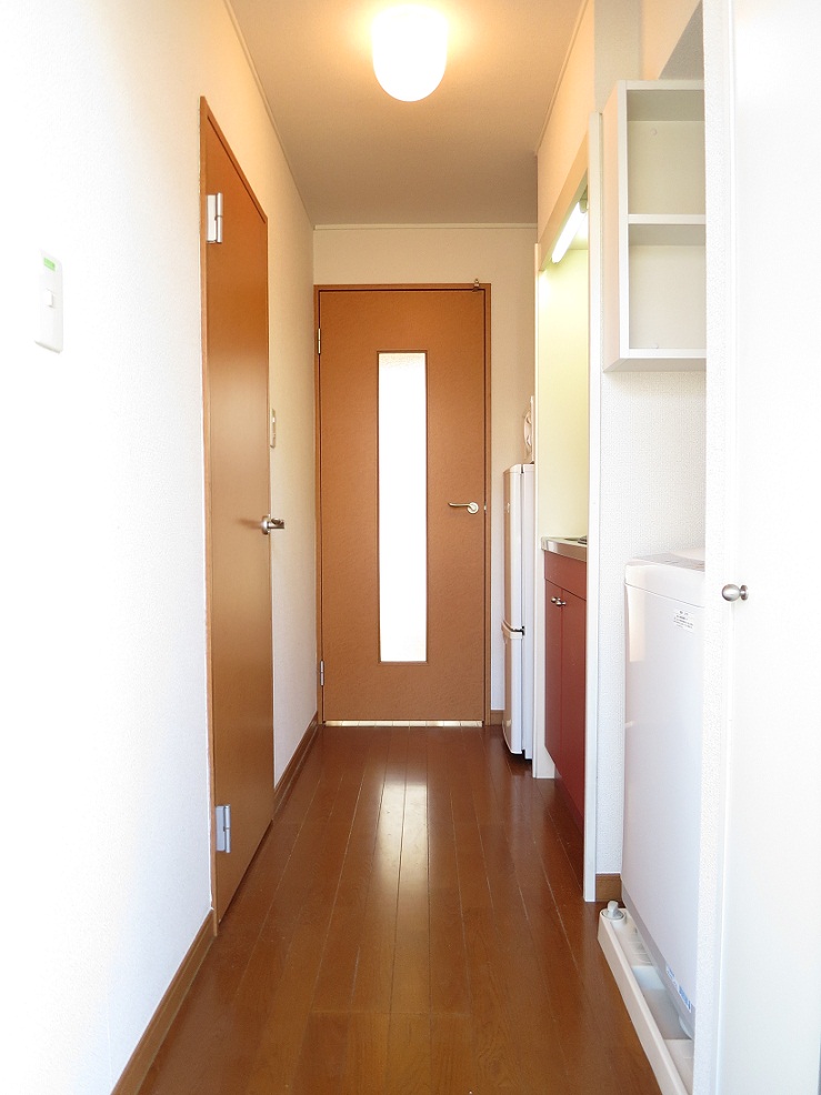 レオパレスペルル102号室 玄関