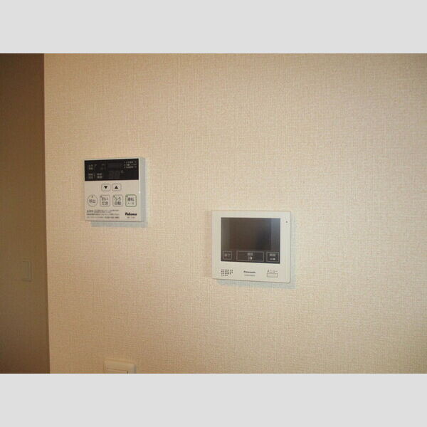 ラテル・コート若松町 202(モニター付インターホン、給湯器リモコン)