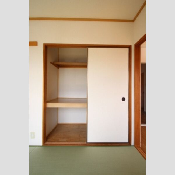 サングレース吉野 和室押入れ