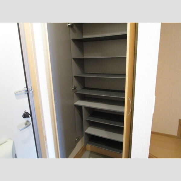 メゾン　ド　SATOMI　A棟101号室 トールシューズボックス