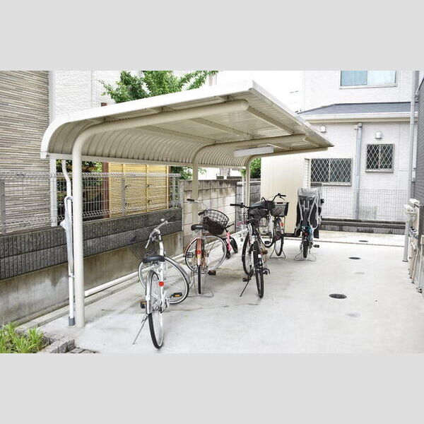 ブライトネス101号室 駐輪場