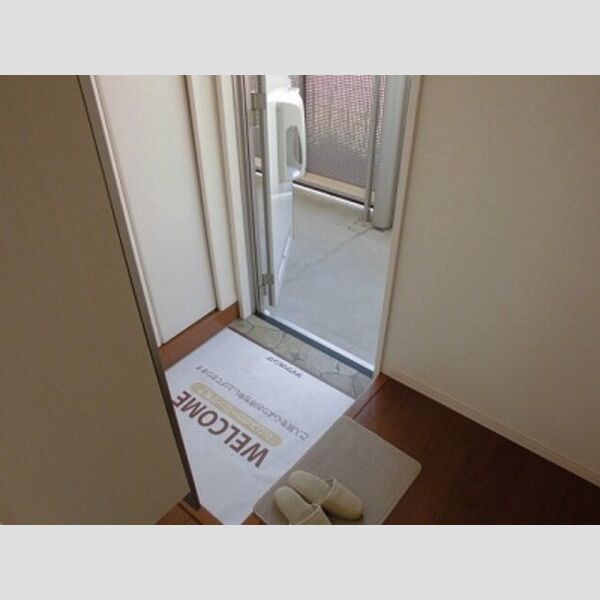 メゾン ド コンフォール108号室 ♪玄関と下駄箱です♪