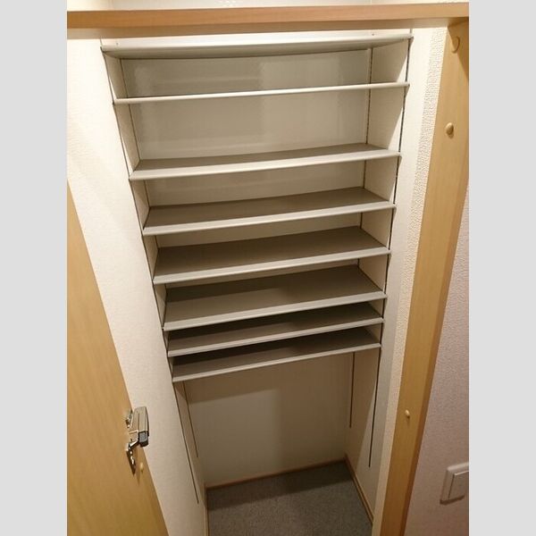 ホワイト ヴィラ303号室 玄関