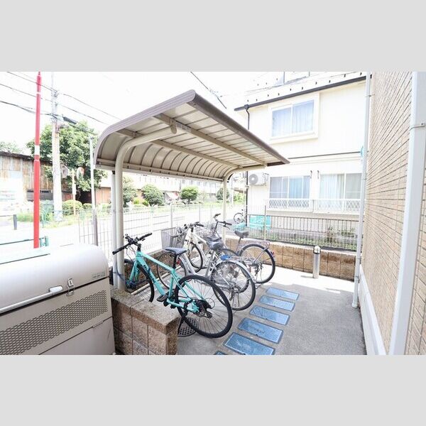 チェリーブラッサム 屋根付き駐輪場