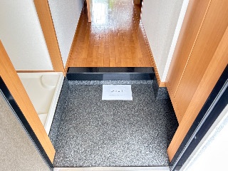 メゾン・ラクウショウ203号室 玄関