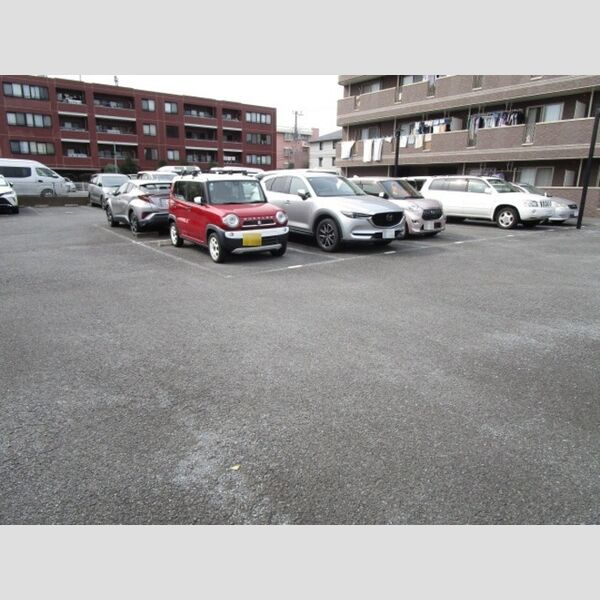 グランパシフィック 駐車場