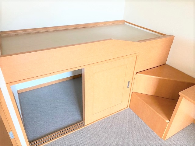 レオパレスサンシャイン208号室 居室内備え付けベッド