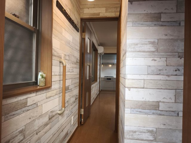 新宿区早稲田戸建 北欧風クロスで玄関を彩りました。