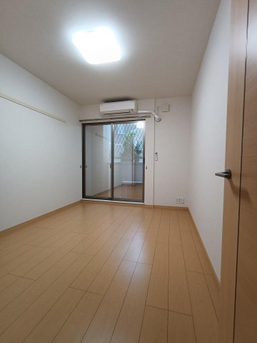 サングッドヒル 5.8帖の南向き洋室。エアコン、天井LED照明交換済