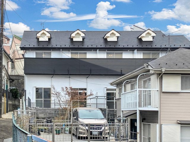 ザ・浅間台202号室 ホワイトとブラックのモノトーンの外観で高級感があります。