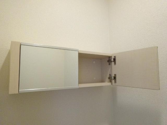 グレイス江北207号室 トイレ戸棚（鏡付）