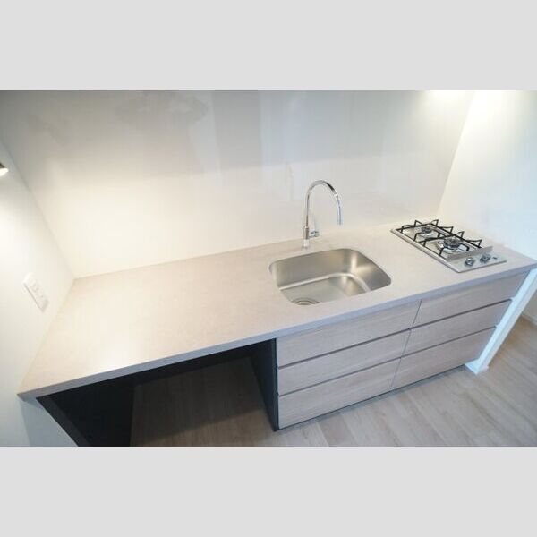 プライムメゾン亀戸204号室 シンク脇のカウンター台は小物家電を置く際に便利です