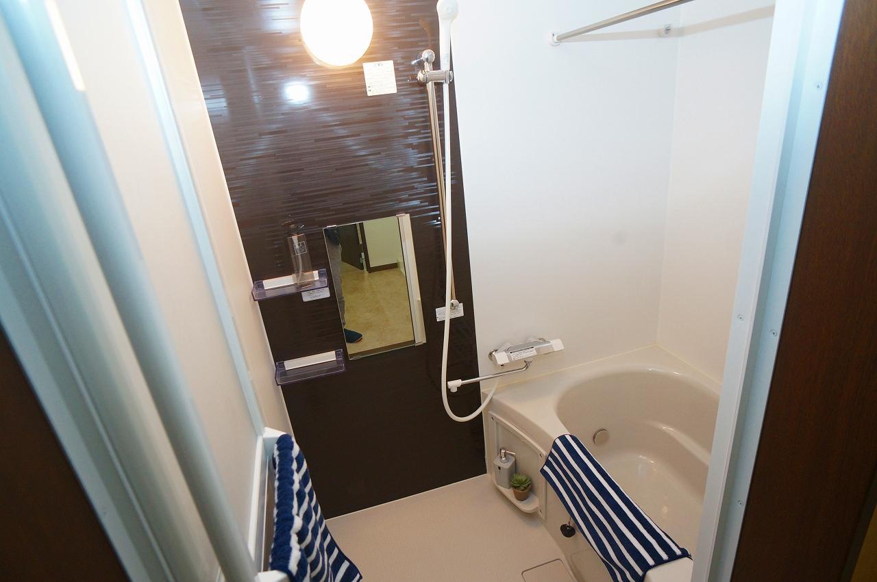 クロノスディオ103号室 浴室、スライドバー付きでシャワーも快適