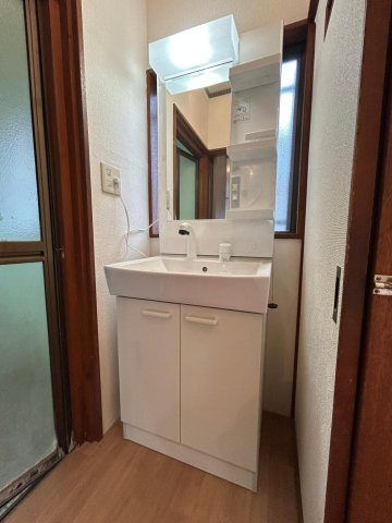 【程久保１丁目】ペットと楽しく暮らせる戸建て 独立洗面台（新調）