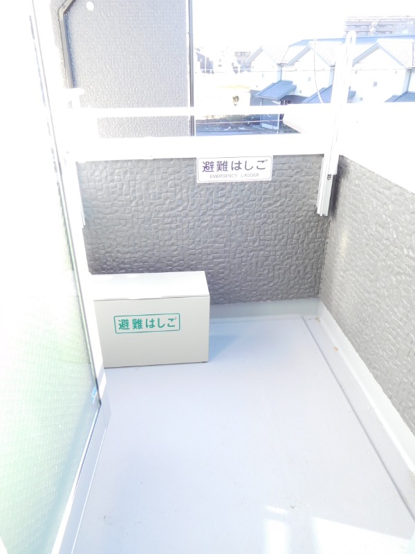 Lily東中山2階 陽が差し込むバルコニー