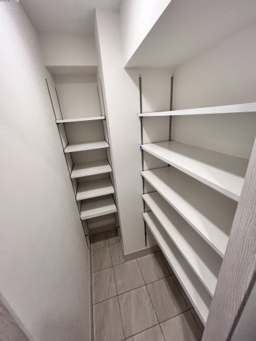 びゅうリエット横浜東神奈川410号室 シューズインクロゼット　※別号室の参考写真です(現況優先・仕様違いの場合あり)