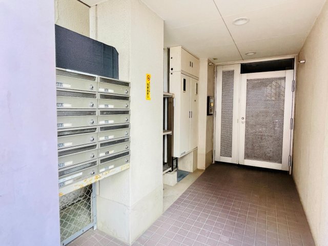 サンライズアサヒビル601号室 オートロックです。2023年に塗装いたします。