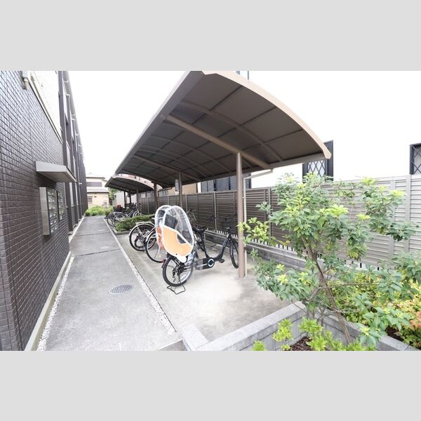 プレ・ド・ラ・ガールせんげん台208号室 駐輪場