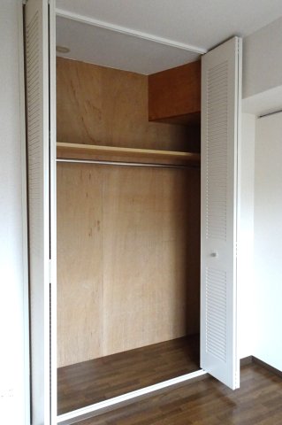 アゼリア岡津 洋室２収納　※現況優先