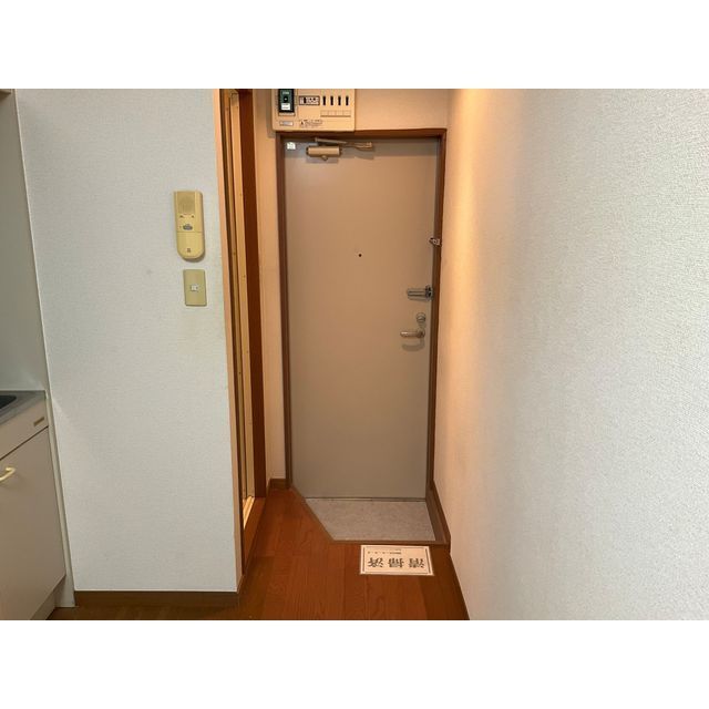 レジデンス中野105号室 玄関