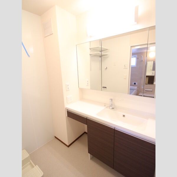 BRYANT PARK　A203号室 ワイドな鏡の洗面台