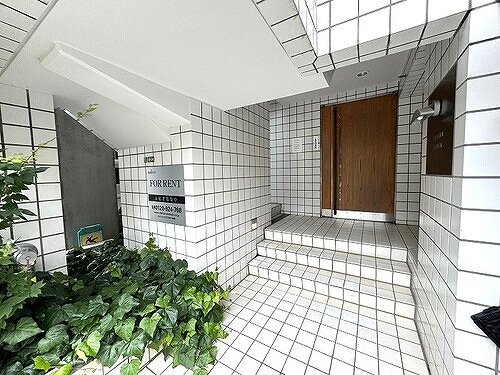 グラチアトルリ4階 エントランス外観　※前回募集時2024年5月撮影