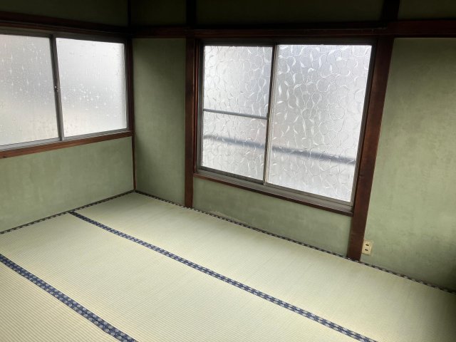 寺尾　戸建 2階に和室2部屋あり。写真は3面採光で明るい、収納付の6畳。
