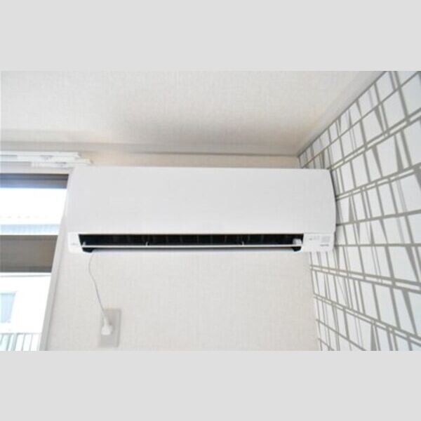 レザンシャトー102号室 備え付けのエアコンです