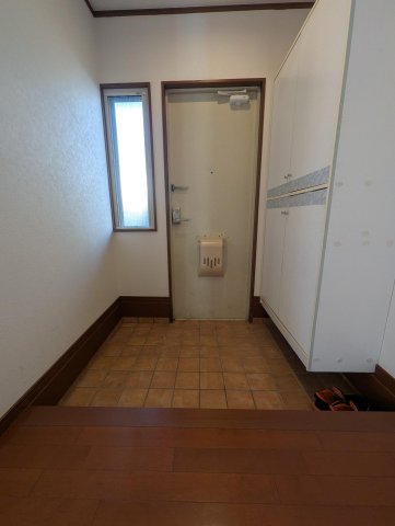 ファミール海老名 玄関広々、シューズインクローゼット