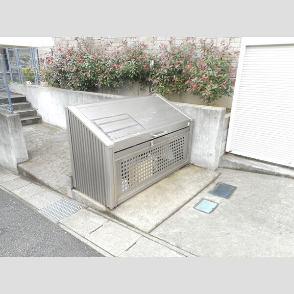 メゾン・ルミエール101号室 入居者様専用ゴミストッカー
