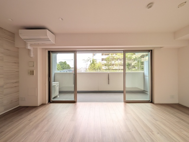 ザ・パークハウス上麻生 リビング　左右に大きく開くセンターオープンサッシ　2025年10月撮影