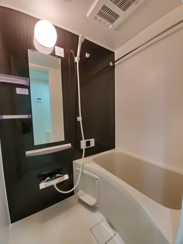 アーヴェル元住吉Ⅱ103号室 おしゃれで清潔な浴室。追い炊きも、洗濯乾燥もできます。