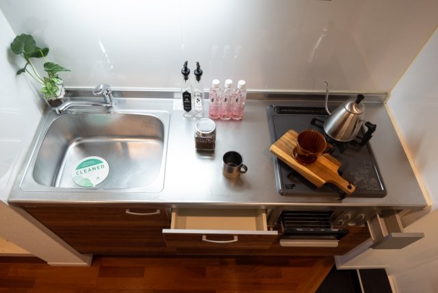 カーサ相生　A棟 システムキッチン（2口ガスコンロ・グリル付）※家具家電小物はイメージです