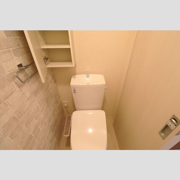 アイウェル湘南台 トイレには収納棚があります