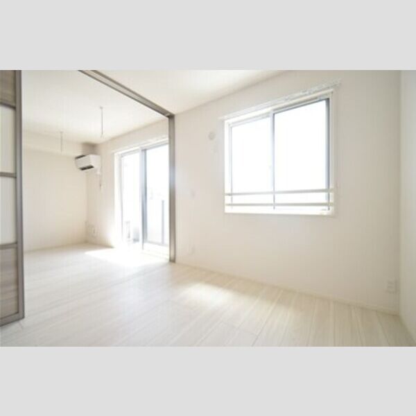 ホワイト キャッスル202号室 居室とリビングダイニング